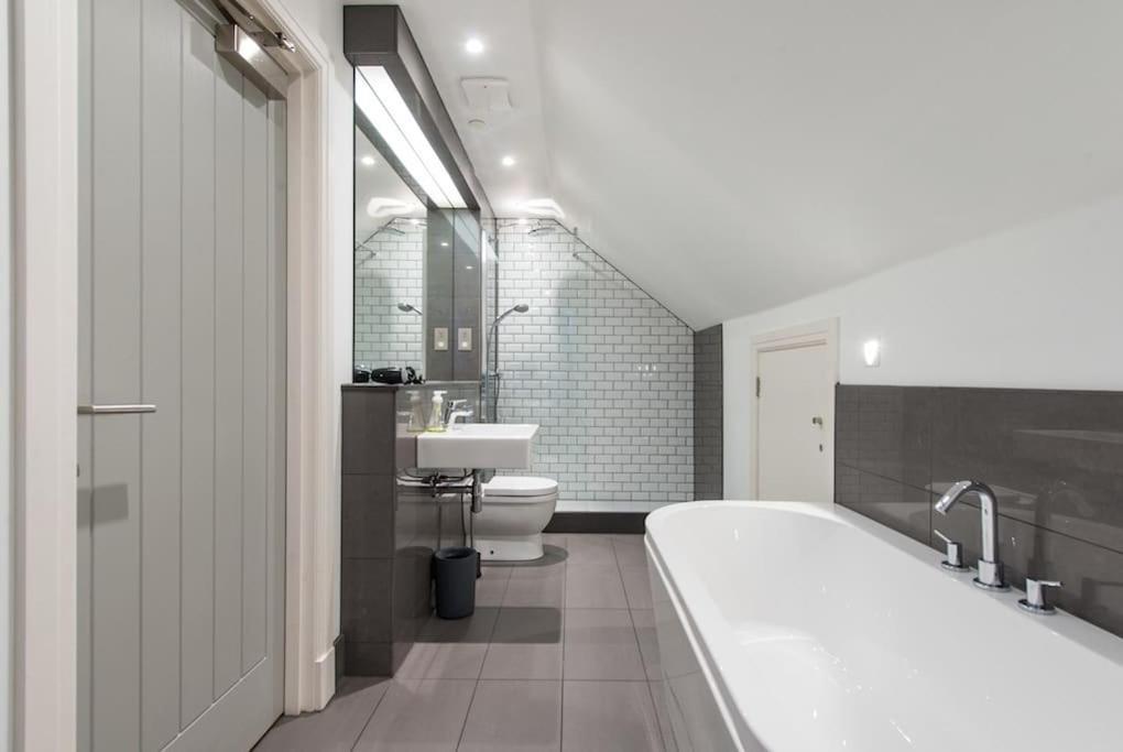 Cool Urban Apartment With Stunning Castle Views EDI Eksteriør bilde