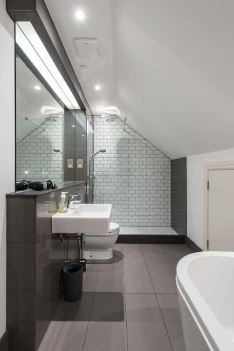 Cool Urban Apartment With Stunning Castle Views EDI Eksteriør bilde